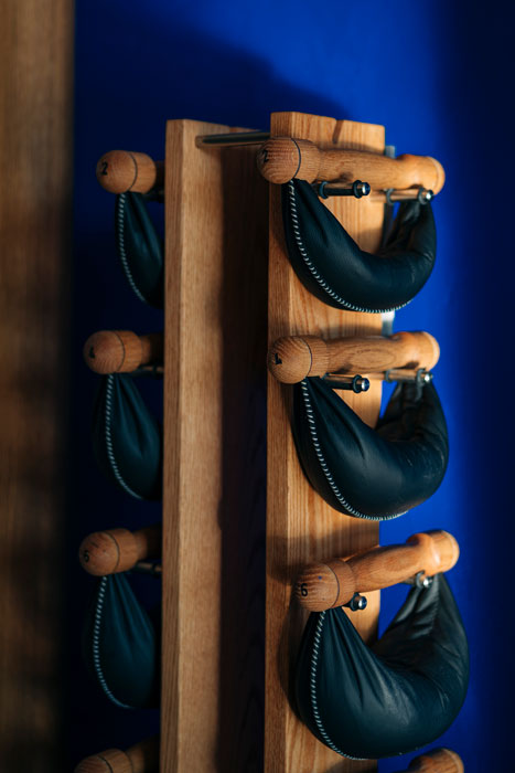 haltères bois cuir materiel haut de gamme dans studio sport privé à avignon